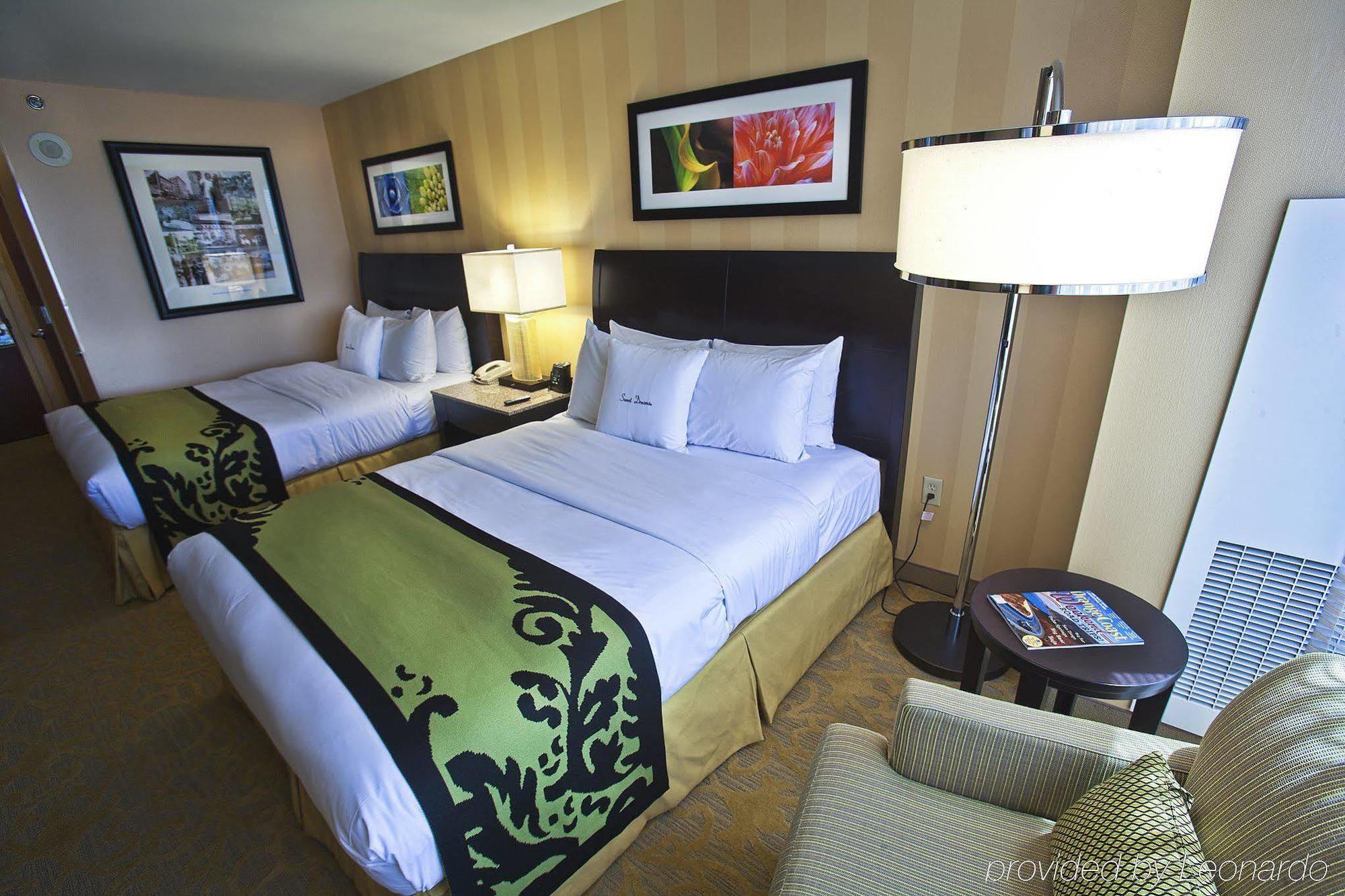 Hotel Zessa Santa Ana, A Doubletree By Hilton Room photo